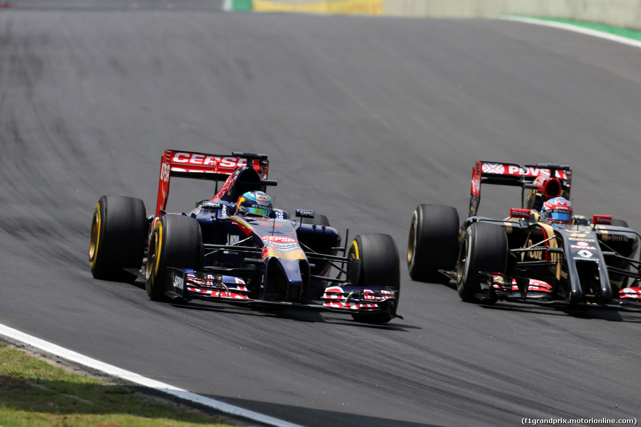 GP BRASILE, 09.11.2014 - Gara, Jean-Eric Vergne (FRA) Scuderia Toro Rosso STR9 e Romain Grosjean (FRA) Lotus F1 Team E22