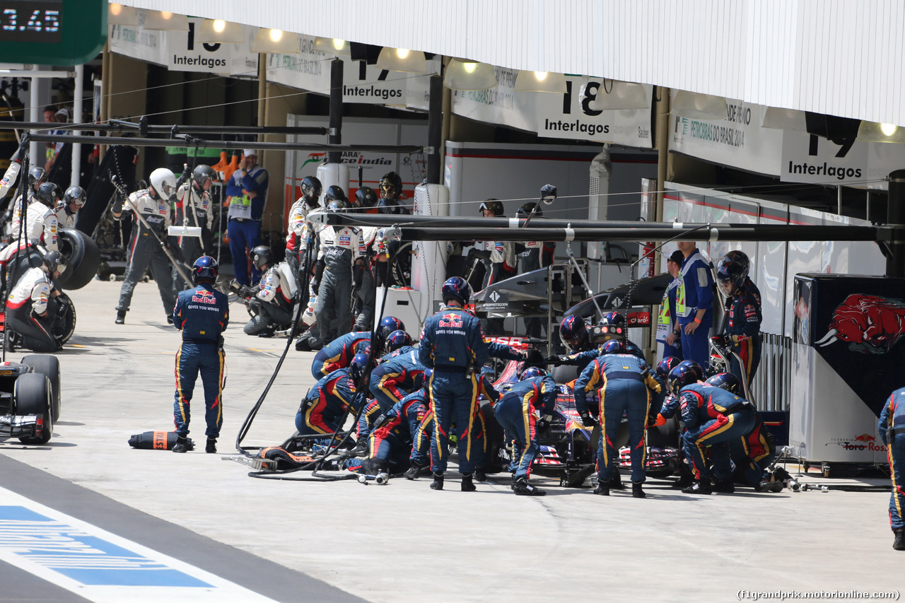 GP BRASILE, 09.11.2014 - Gara, Pit stop, Jean-Eric Vergne (FRA) Scuderia Toro Rosso STR9