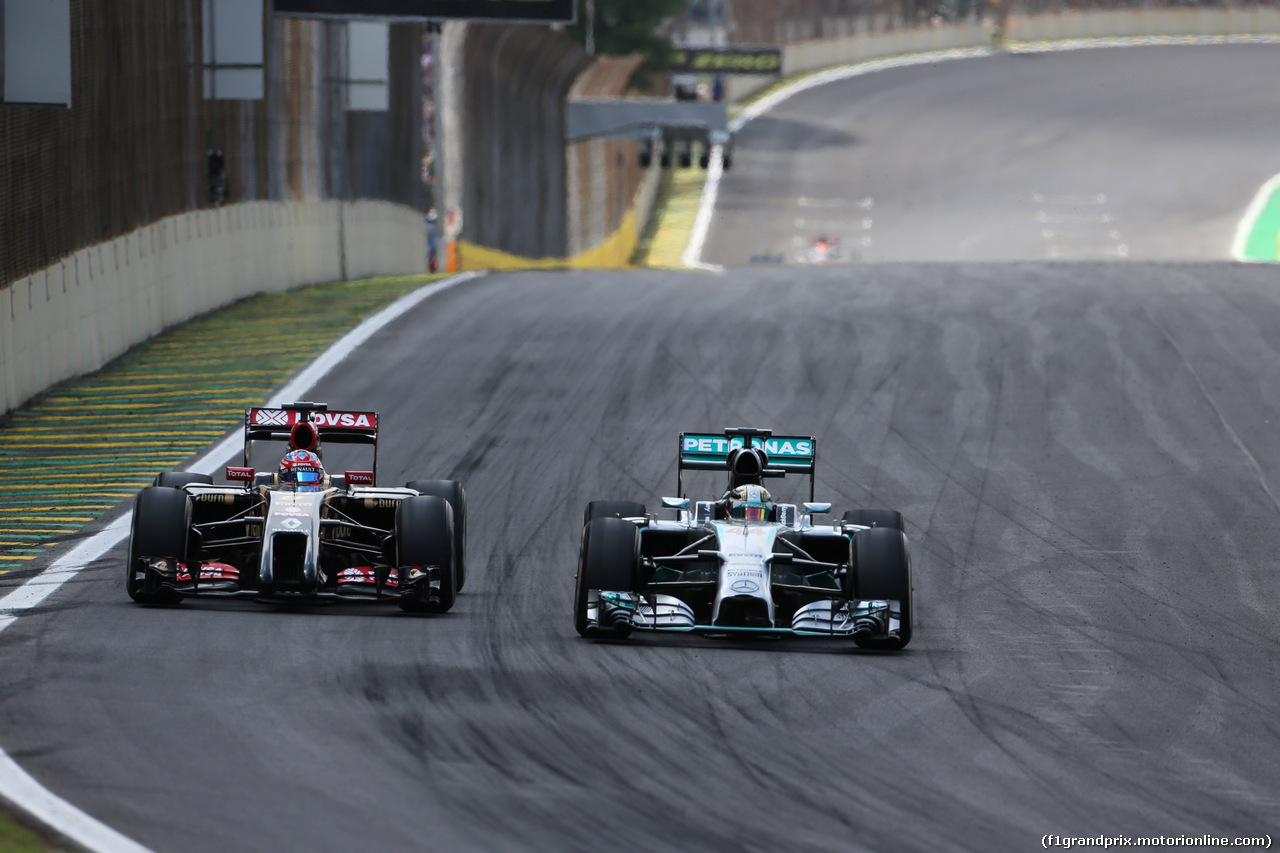 GP BRASILE, 09.11.2014 - Gara, Romain Grosjean (FRA) Lotus F1 Team E22 e Lewis Hamilton (GBR) Mercedes AMG F1 W05