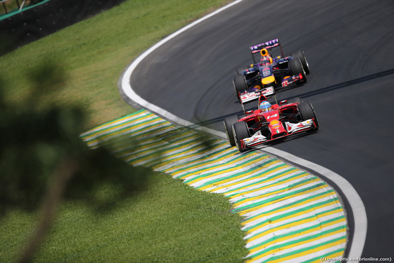 GP BRASILE, 09.11.2014 - Gara, Fernando Alonso (ESP) Ferrari F14-T e Sebastian Vettel (GER) Red Bull Racing RB10