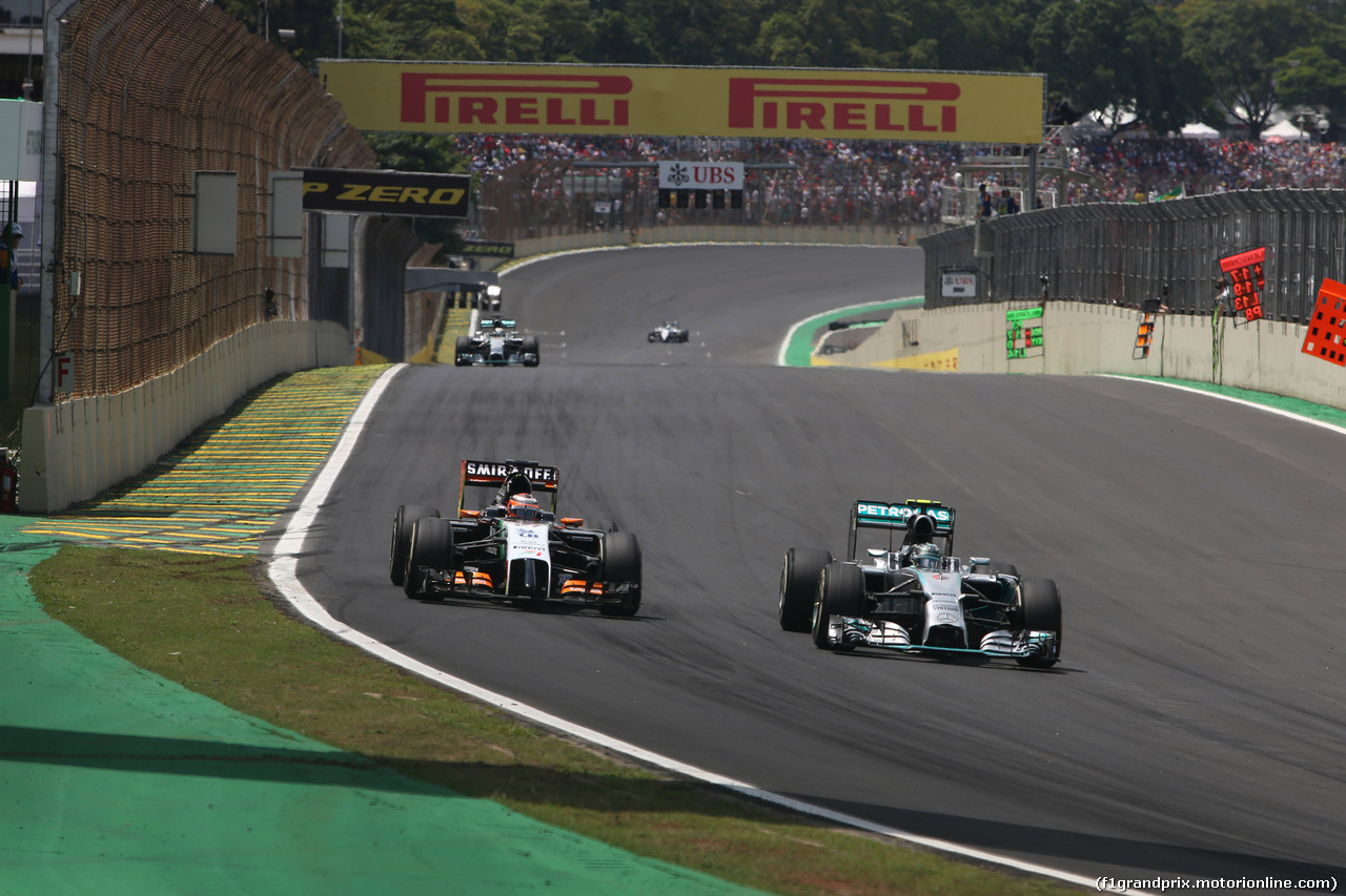 GP BRASILE, 09.11.2014 - Gara, Nico Hulkenberg (GER) Sahara Force India F1 VJM07 e Nico Rosberg (GER) Mercedes AMG F1 W05