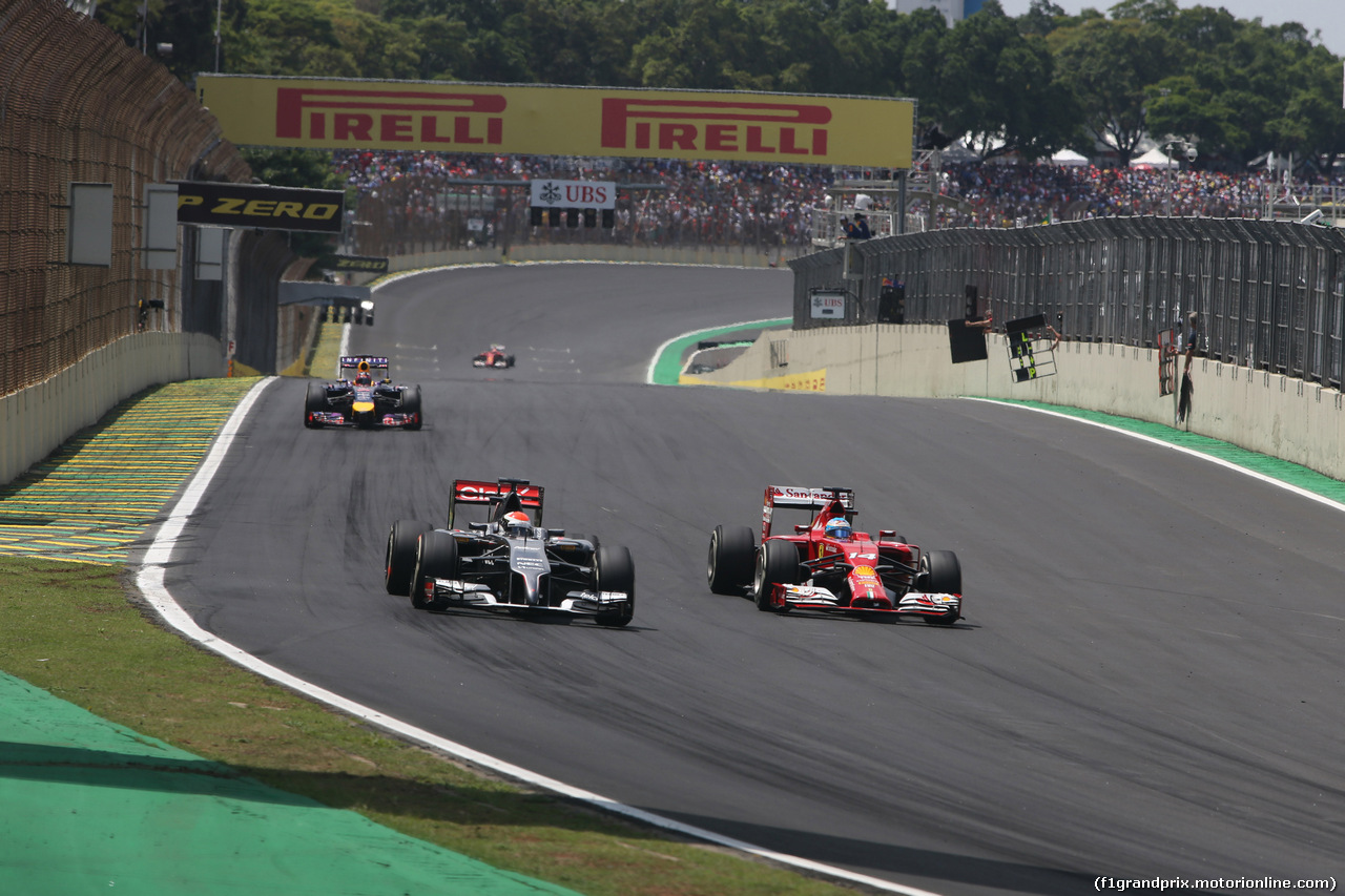 GP BRASILE, 09.11.2014 - Gara, Adrian Sutil (GER) Sauber F1 Team C33 e Fernando Alonso (ESP) Ferrari F14-T