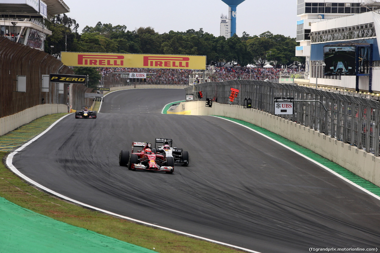 GP BRASILE, 09.11.2014 - Gara, Kimi Raikkonen (FIN) Ferrari F14-T e Jenson Button (GBR) McLaren Mercedes MP4-29