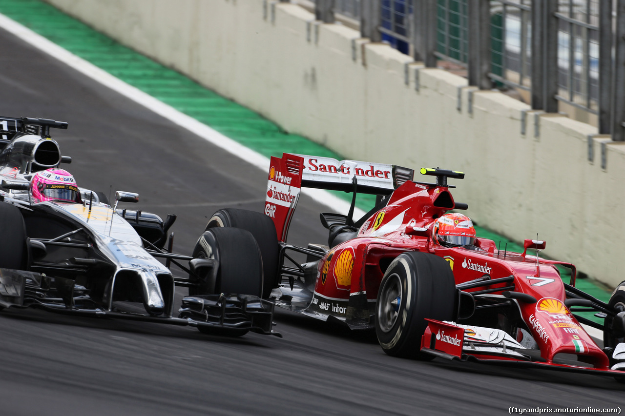 GP BRASILE, 09.11.2014 - Gara, Jenson Button (GBR) McLaren Mercedes MP4-29 na Kimi Raikkonen (FIN) Ferrari F14-T