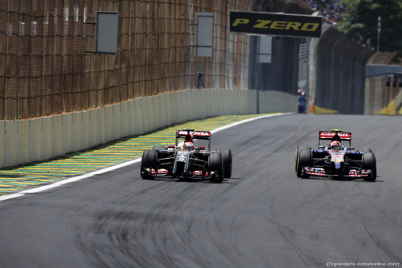 GP BRASILE, 09.11.2014 - Gara, Pastor Maldonado (VEN) Lotus F1 Team E22 e Daniil Kvyat (RUS) Scuderia Toro Rosso STR9