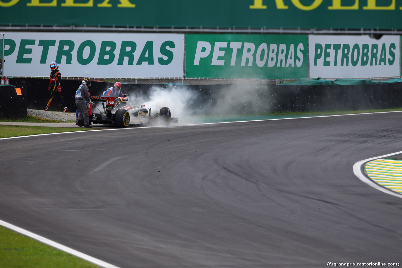 GP BRASILE, 09.11.2014 - Gara, Romain Grosjean (FRA) Lotus F1 Team E22 retires from the race