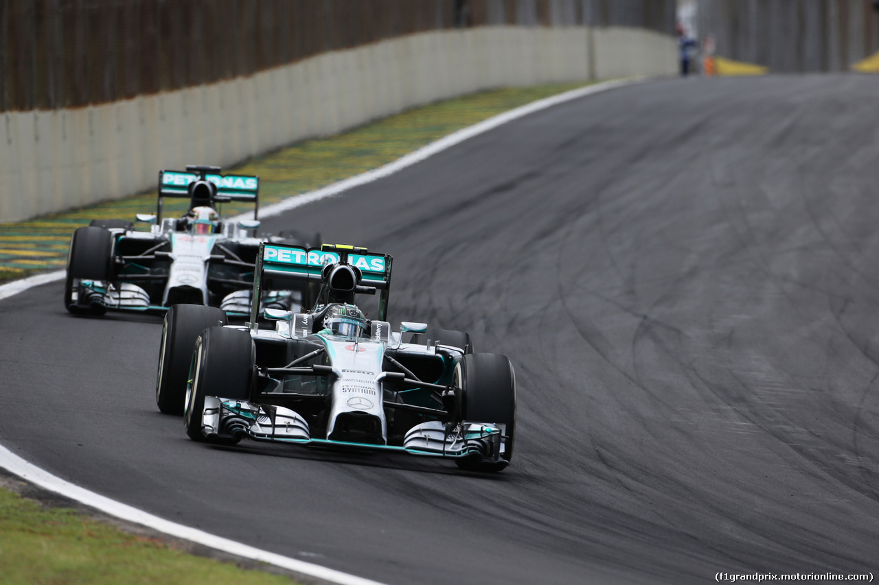 GP BRASILE, 09.11.2014 - Gara, Nico Rosberg (GER) Mercedes AMG F1 W05 e Lewis Hamilton (GBR) Mercedes AMG F1 W05