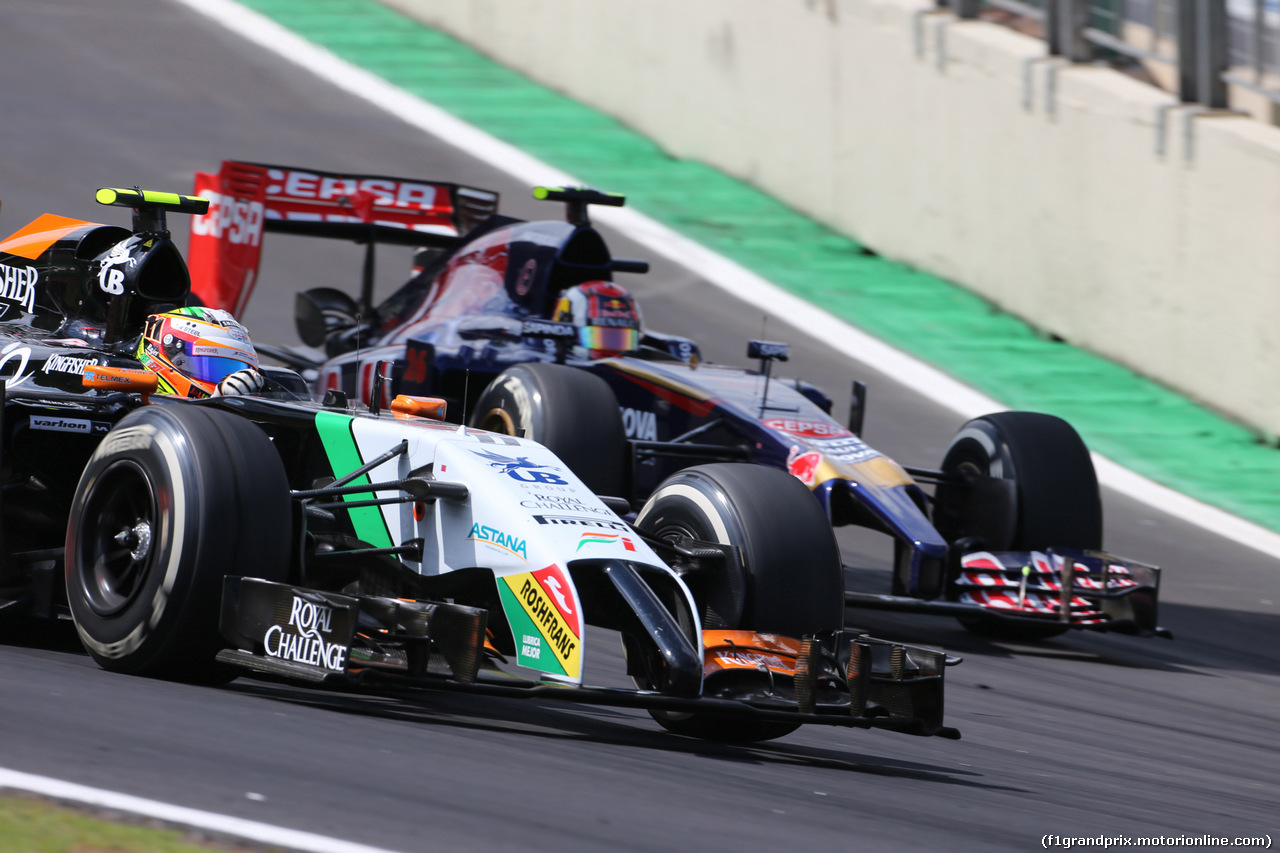 GP BRASILE, 09.11.2014 - Gara, Sergio Perez (MEX) Sahara Force India F1 VJM07 e Daniil Kvyat (RUS) Scuderia Toro Rosso STR9