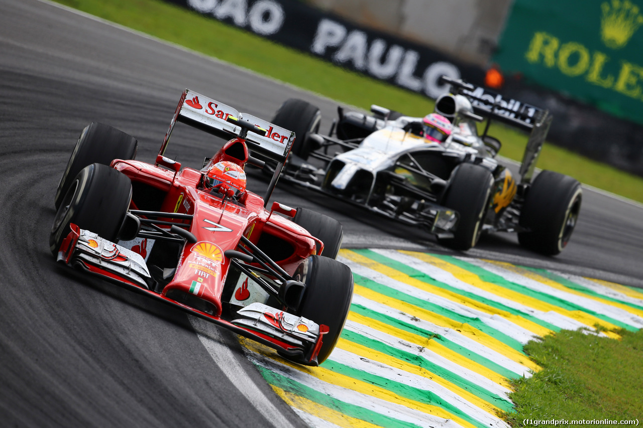 GP BRASILE, 09.11.2014 - Gara, Kimi Raikkonen (FIN) Ferrari F14-T e Jenson Button (GBR) McLaren Mercedes MP4-29