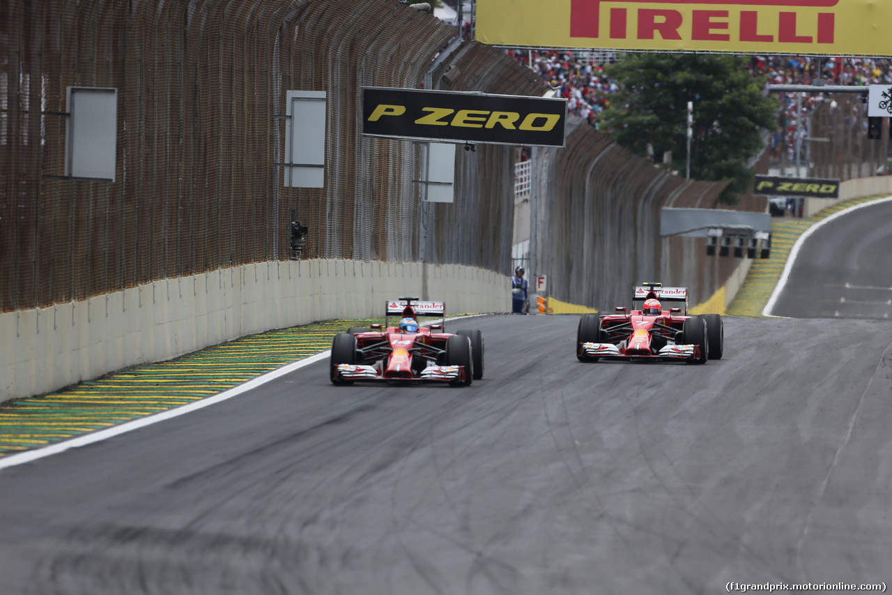 GP BRASILE, 09.11.2014 - Gara, Fernando Alonso (ESP) Ferrari F14-T e Kimi Raikkonen (FIN) Ferrari F14-T