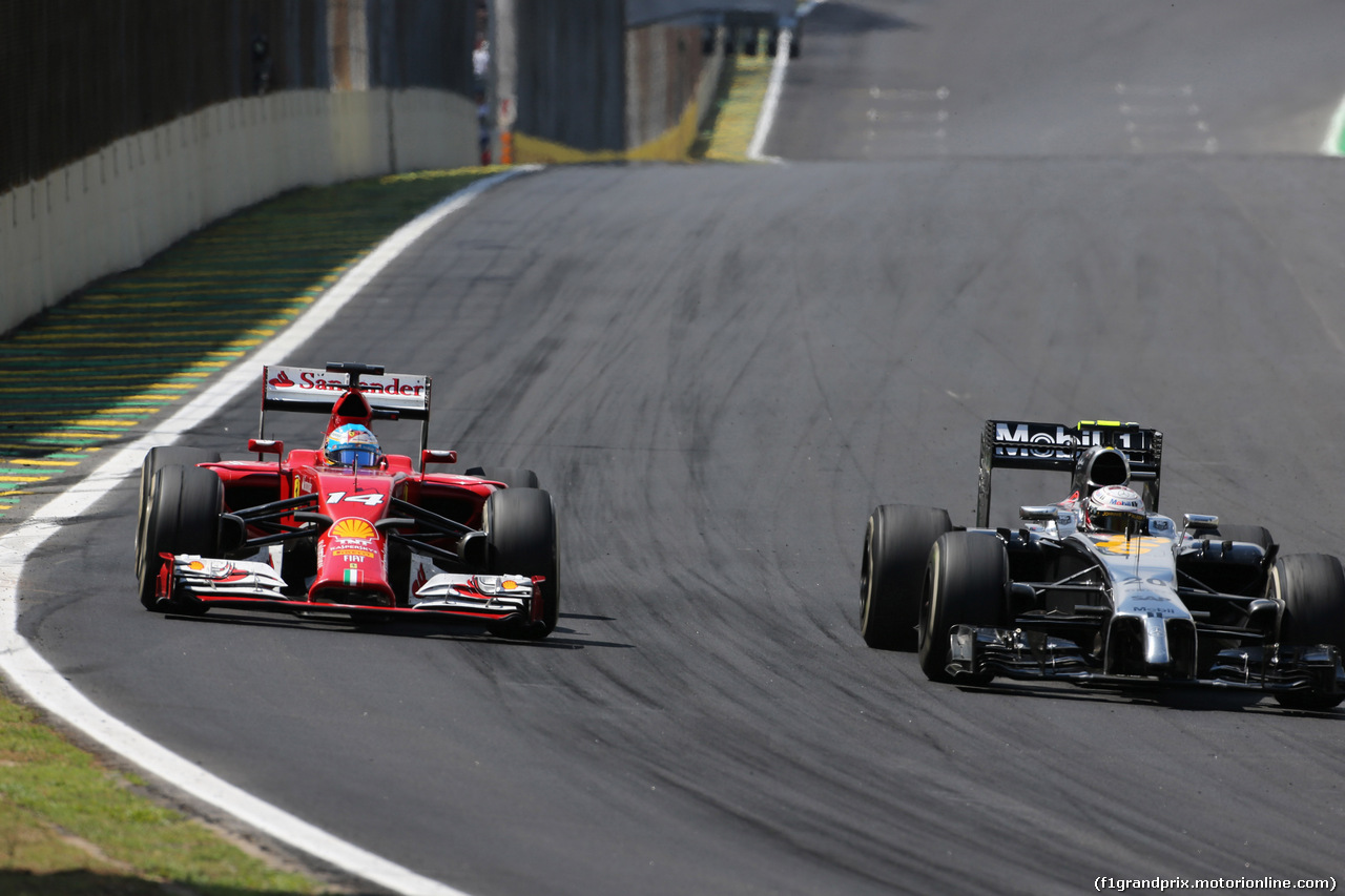 GP BRASILE, 09.11.2014 - Gara, Fernando Alonso (ESP) Ferrari F14-T e Kevin Magnussen (DEN) McLaren Mercedes MP4-29