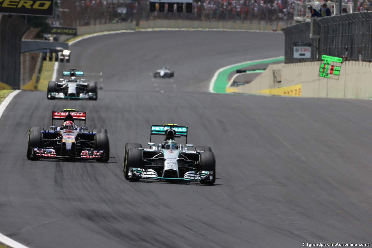 GP BRASILE, 09.11.2014 - Gara, Daniil Kvyat (RUS) Scuderia Toro Rosso STR9 e Nico Rosberg (GER) Mercedes AMG F1 W05