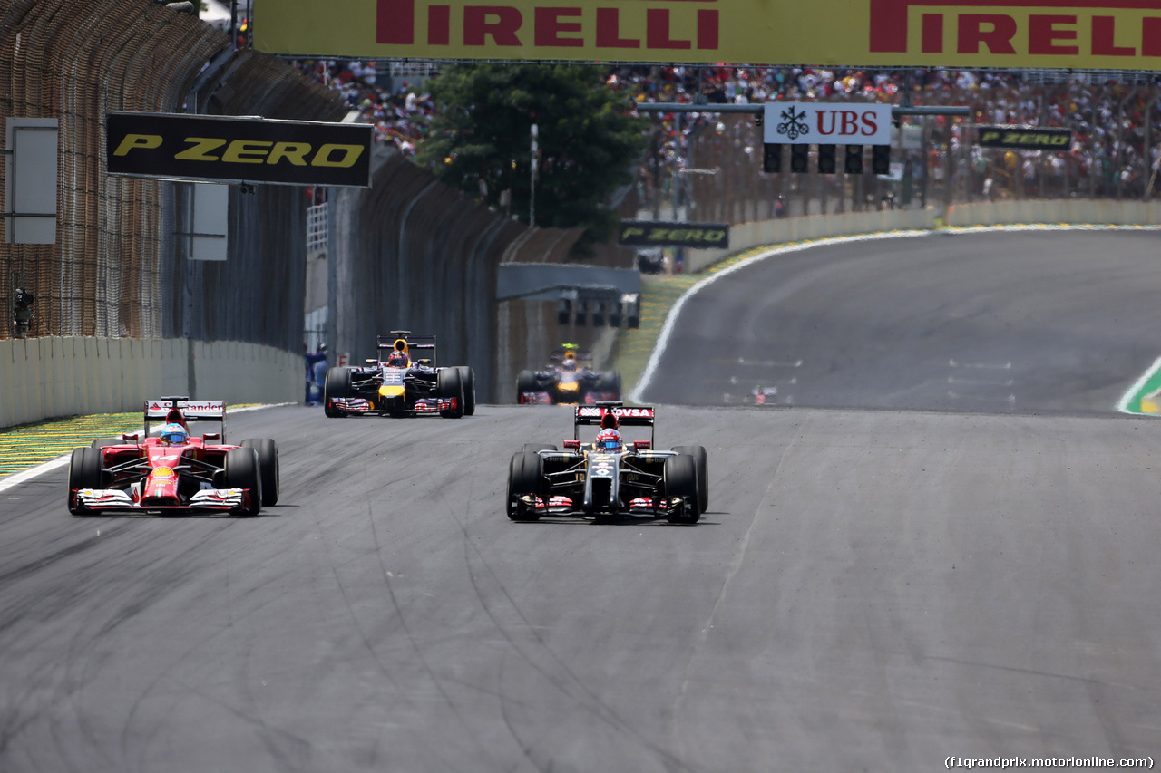 GP BRASILE, 09.11.2014 - Gara, Fernando Alonso (ESP) Ferrari F14-T e Romain Grosjean (FRA) Lotus F1 Team E22