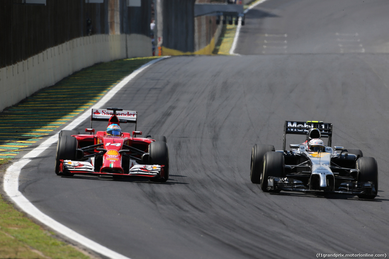 GP BRASILE, 09.11.2014 - Gara, Fernando Alonso (ESP) Ferrari F14-T e Kevin Magnussen (DEN) McLaren Mercedes MP4-29