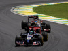 GP BRASILE, 09.11.2014 - Gara, Jean-Eric Vergne (FRA) Scuderia Toro Rosso STR9 davanti a Romain Grosjean (FRA) Lotus F1 Team E22