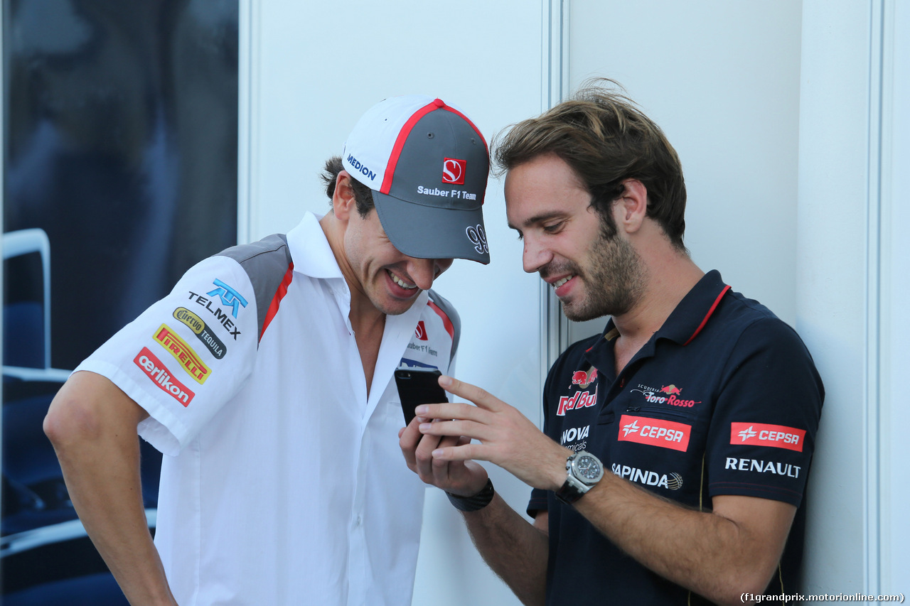 GP BRASILE, 07.11.2014 - Adrian Sutil (GER) Sauber F1 Team C33 e Jean-Eric Vergne (FRA) Scuderia Toro Rosso STR9