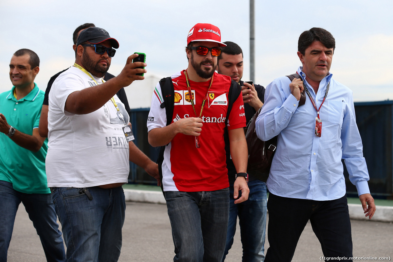 GP BRASILE, 08.11.2014 - Fernando Alonso (ESP) Ferrari F14-T e Luis Garcia Abad (ESP), manager of Fernando Alonso (ESP)