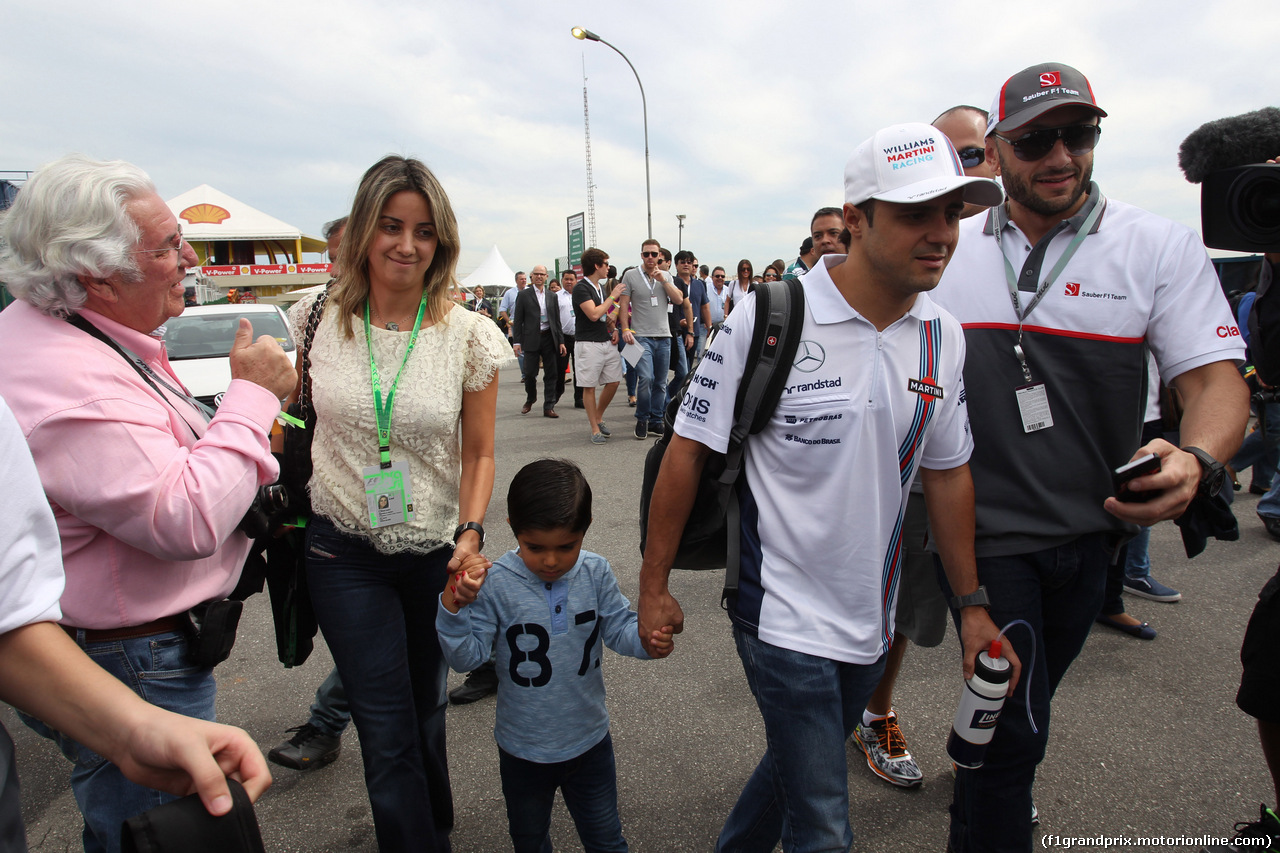 GP BRASILE, 08.11.2014 - Felipe Massa (BRA) Williams F1 Team FW36 with his son Felipinho e sua moglie Raffaela Bassi (BRA)