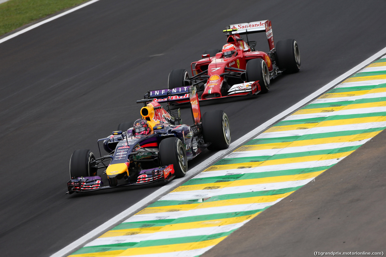 GP BRASILE, 08.11.2014 - Prove Libere 3, Sebastian Vettel (GER) Red Bull Racing RB10 davanti a Kimi Raikkonen (FIN) Ferrari F14-T