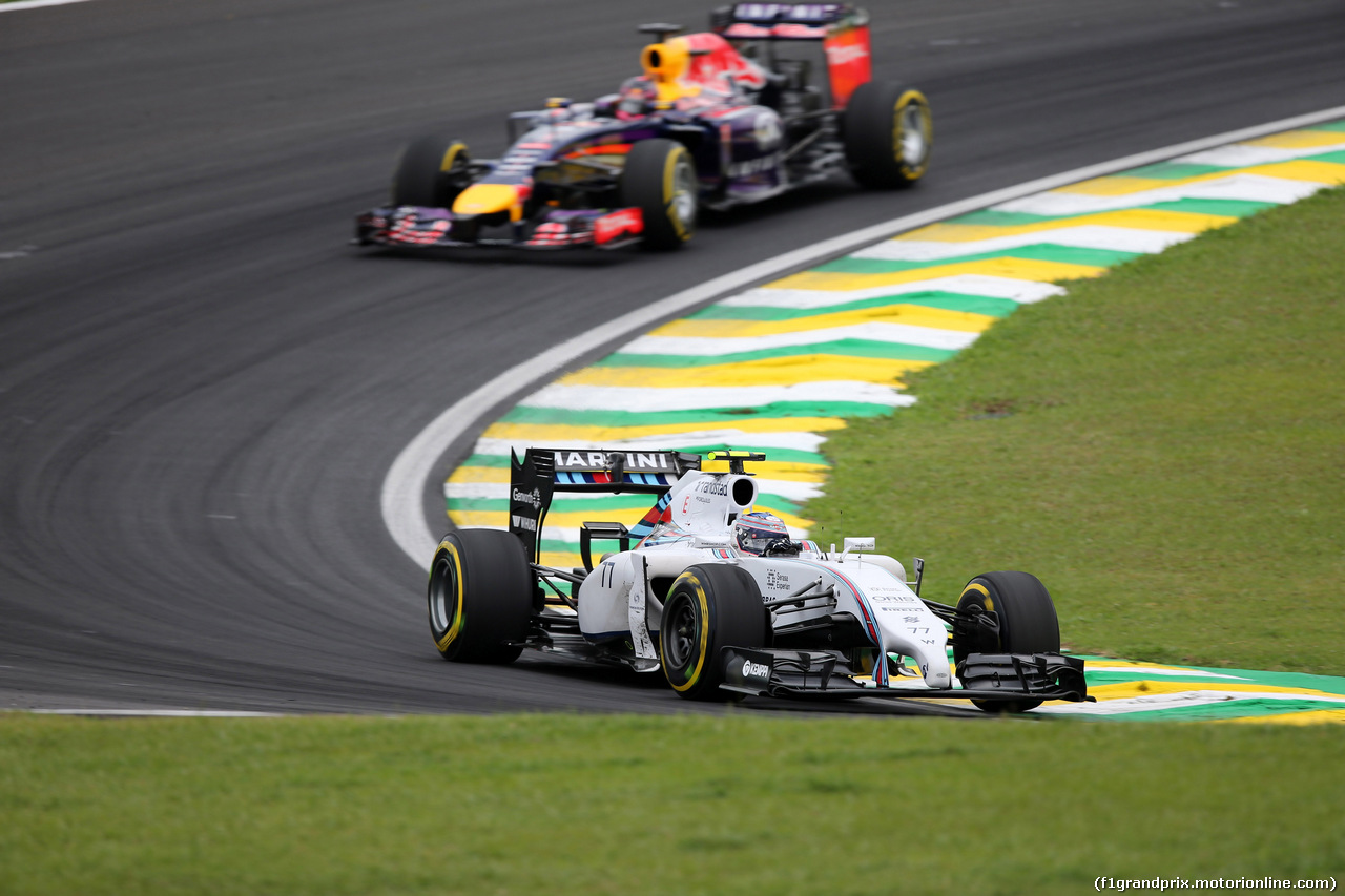 GP BRASILE, 08.11.2014 - Prove Libere 3, Valtteri Bottas (FIN) Williams F1 Team FW36 davanti a Sebastian Vettel (GER) Red Bull Racing RB10