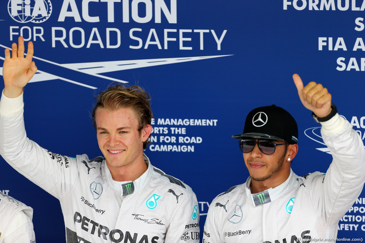 GP BRASILE, 08.11.2014 - Qualifiche, Nico Rosberg (GER) Mercedes AMG F1 W05 pole position e secondo Lewis Hamilton (GBR) Mercedes AMG F1 W05