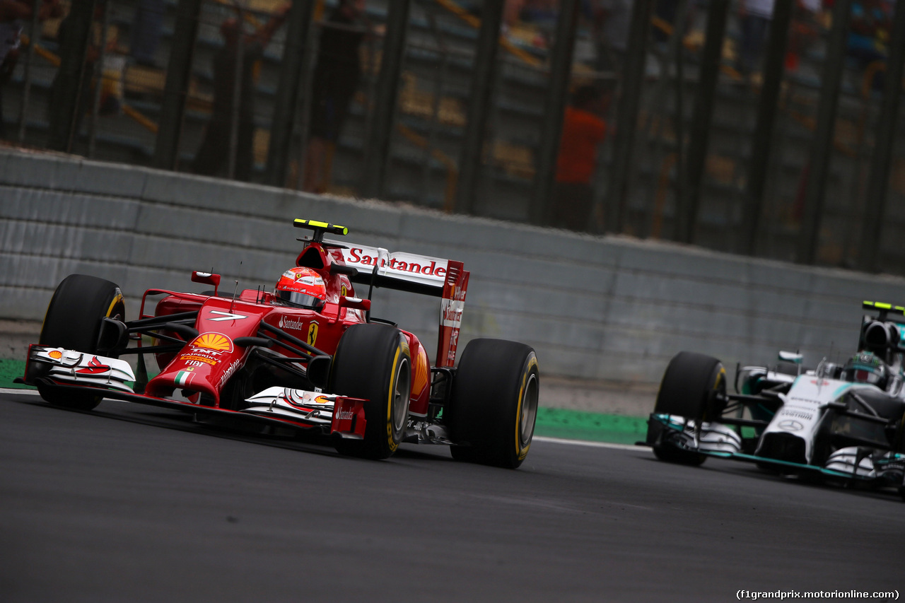 GP BRASILE, 08.11.2014 - Qualifiche, Kimi Raikkonen (FIN) Ferrari F14-T e Nico Rosberg (GER) Mercedes AMG F1 W05