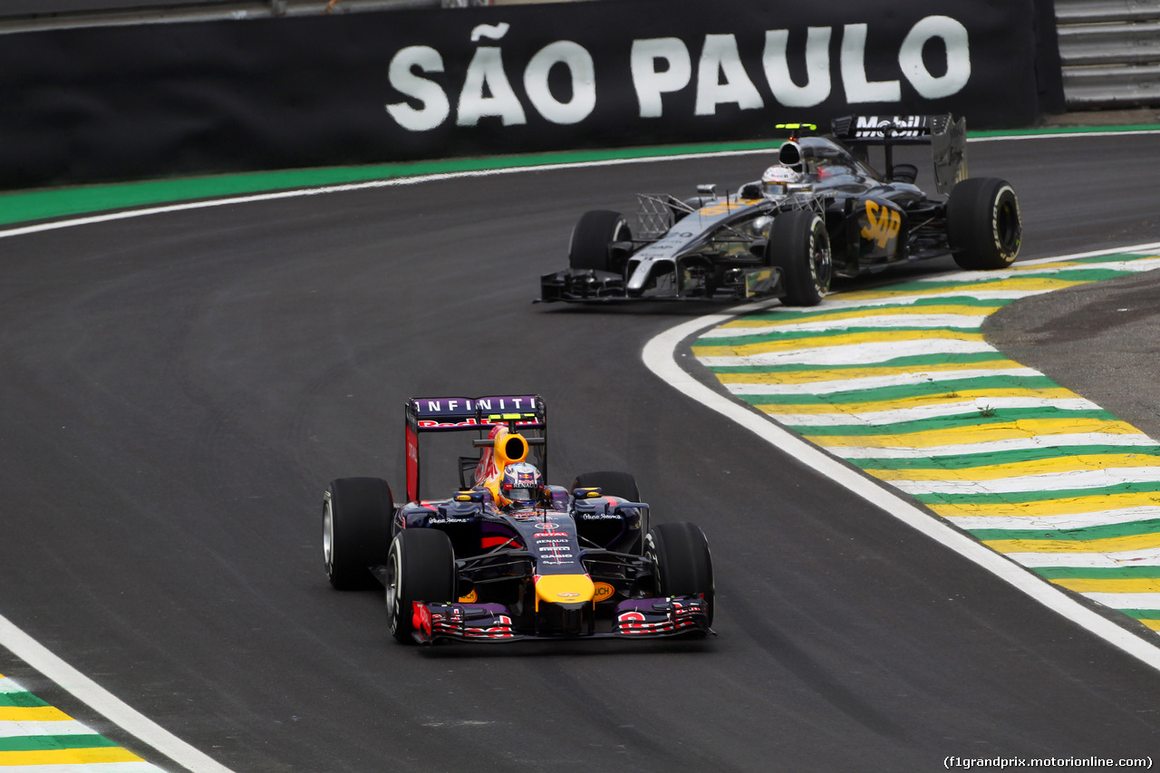 GP BRASILE, 07.11.2014 - Prove Libere 1, Daniel Ricciardo (AUS) Red Bull Racing RB10 davanti a Kevin Magnussen (DEN) McLaren Mercedes MP4-29