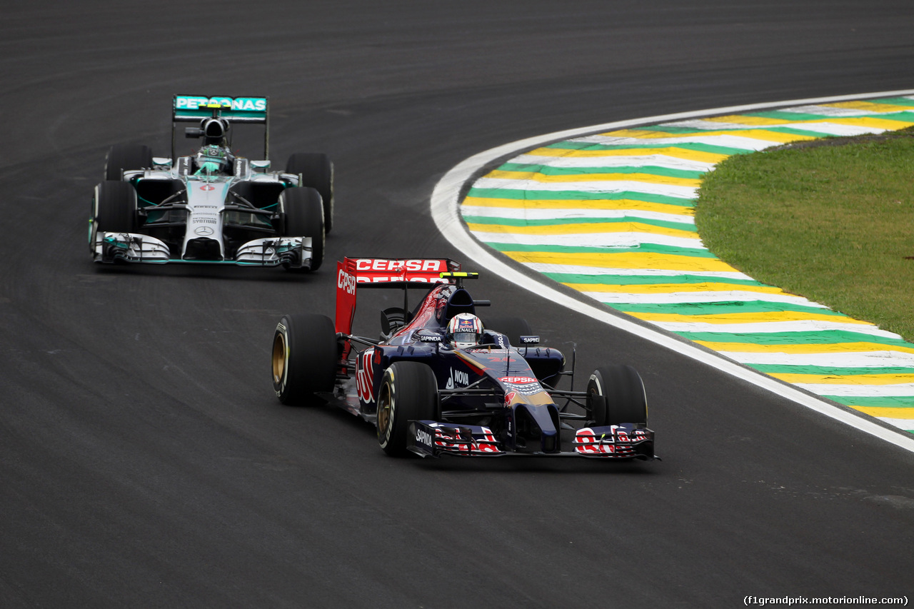 GP BRASILE, 07.11.2014 - Prove Libere 1, Daniil Kvyat (RUS) Scuderia Toro Rosso STR9 davanti a Nico Rosberg (GER) Mercedes AMG F1 W05