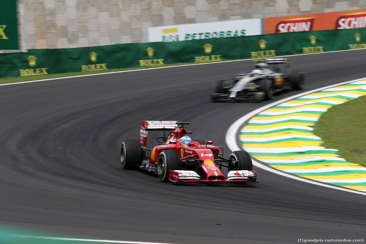 GP BRASILE, 07.11.2014 - Prove Libere 1, Fernando Alonso (ESP) Ferrari F14-T davanti a Kevin Magnussen (DEN) McLaren Mercedes MP4-29