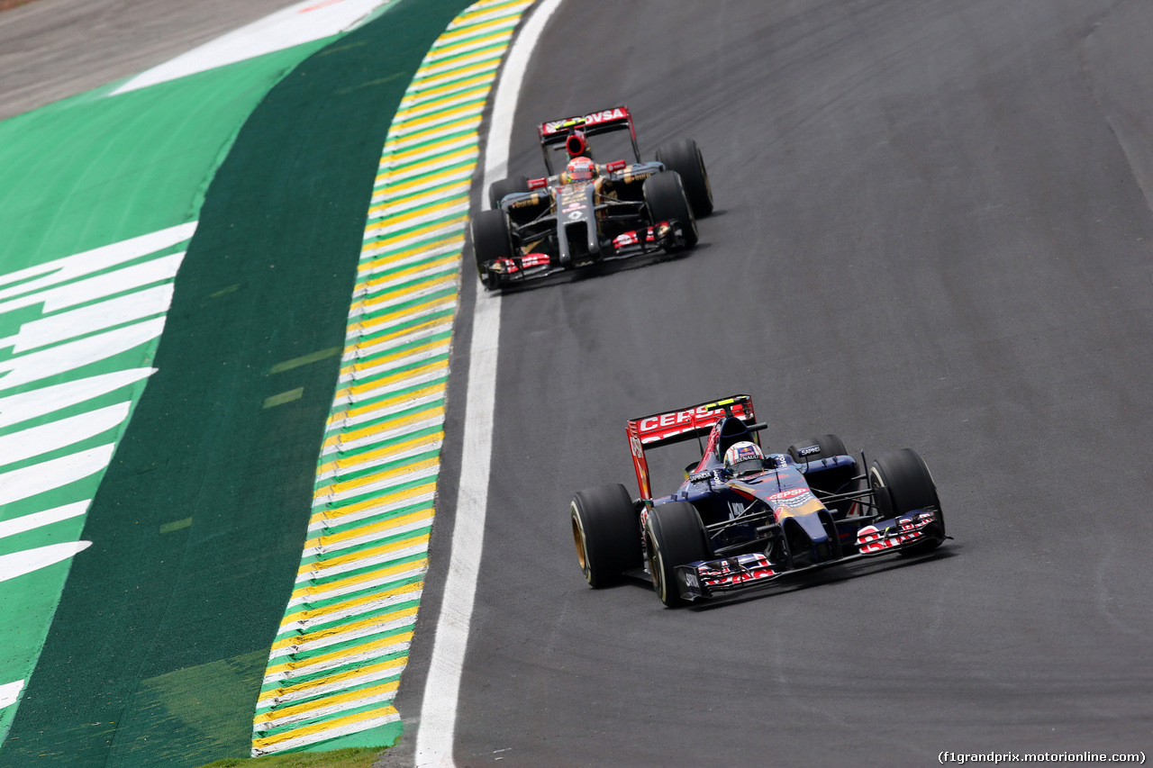 GP BRASILE, 07.11.2014 - Prove Libere 1, Max Verstappen (NED) Scuderia Toro Rosso STR9 davanti a Pastor Maldonado (VEN) Lotus F1 Team E22