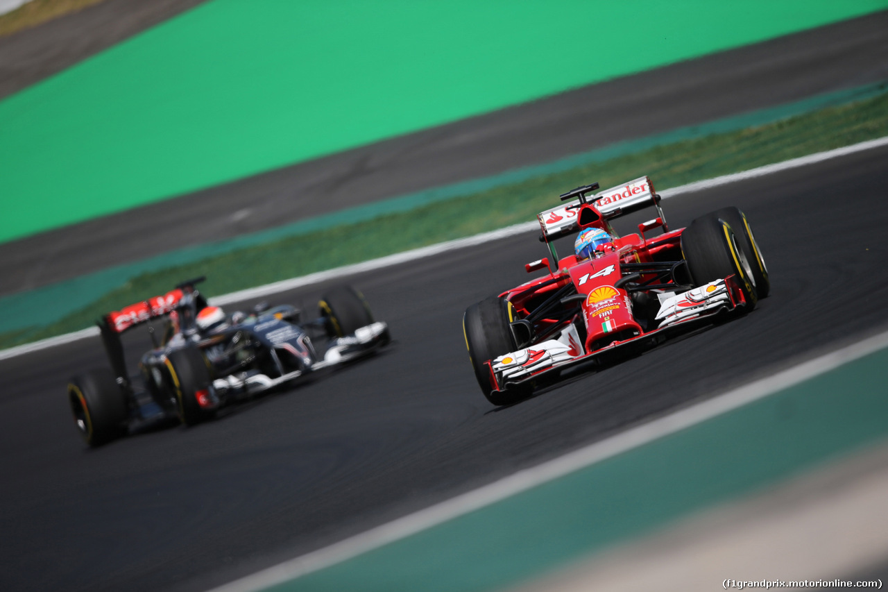 GP BRASILE, 07.11.2014 - Prove Libere 2, Fernando Alonso (ESP) Ferrari F14-T e Adrian Sutil (GER) Sauber F1 Team C33