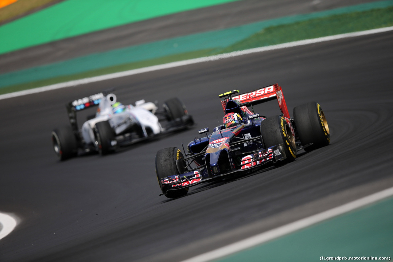 GP BRASILE, 07.11.2014 - Prove Libere 2, Daniil Kvyat (RUS) Scuderia Toro Rosso STR9 davanti a Felipe Massa (BRA) Williams F1 Team FW36
