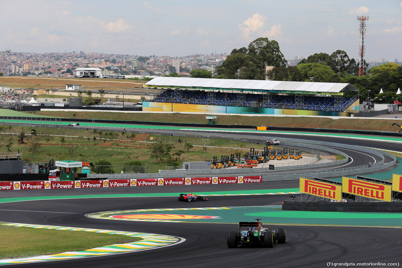 GP BRASILE, 07.11.2014 - Prove Libere 2, Daniel Ricciardo (AUS) Red Bull Racing RB10 davanti a Nico Hulkenberg (GER) Sahara Force India F1 VJM07