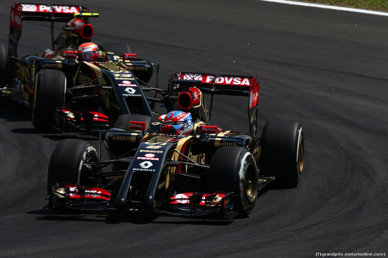 GP BRASILE, 07.11.2014 - Prove Libere 2, Romain Grosjean (FRA) Lotus F1 Team E22 davanti a Pastor Maldonado (VEN) Lotus F1 Team E22