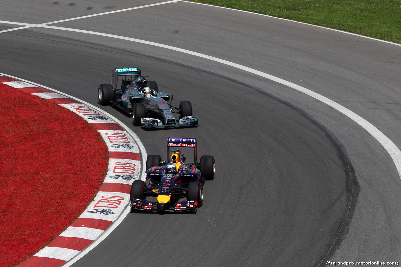 GP CANADA, 08.06.2014- Gara, Sebastian Vettel (GER) Red Bull Racing RB10 davanti a Lewis Hamilton (GBR) Mercedes AMG F1 W05