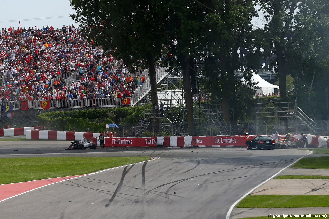 GP CANADA, 08.06.2014- Gara,  Crash, Felipe Massa (BRA) Williams F1 Team FW36 e Sergio Perez (MEX) Sahara Force India F1 VJM07