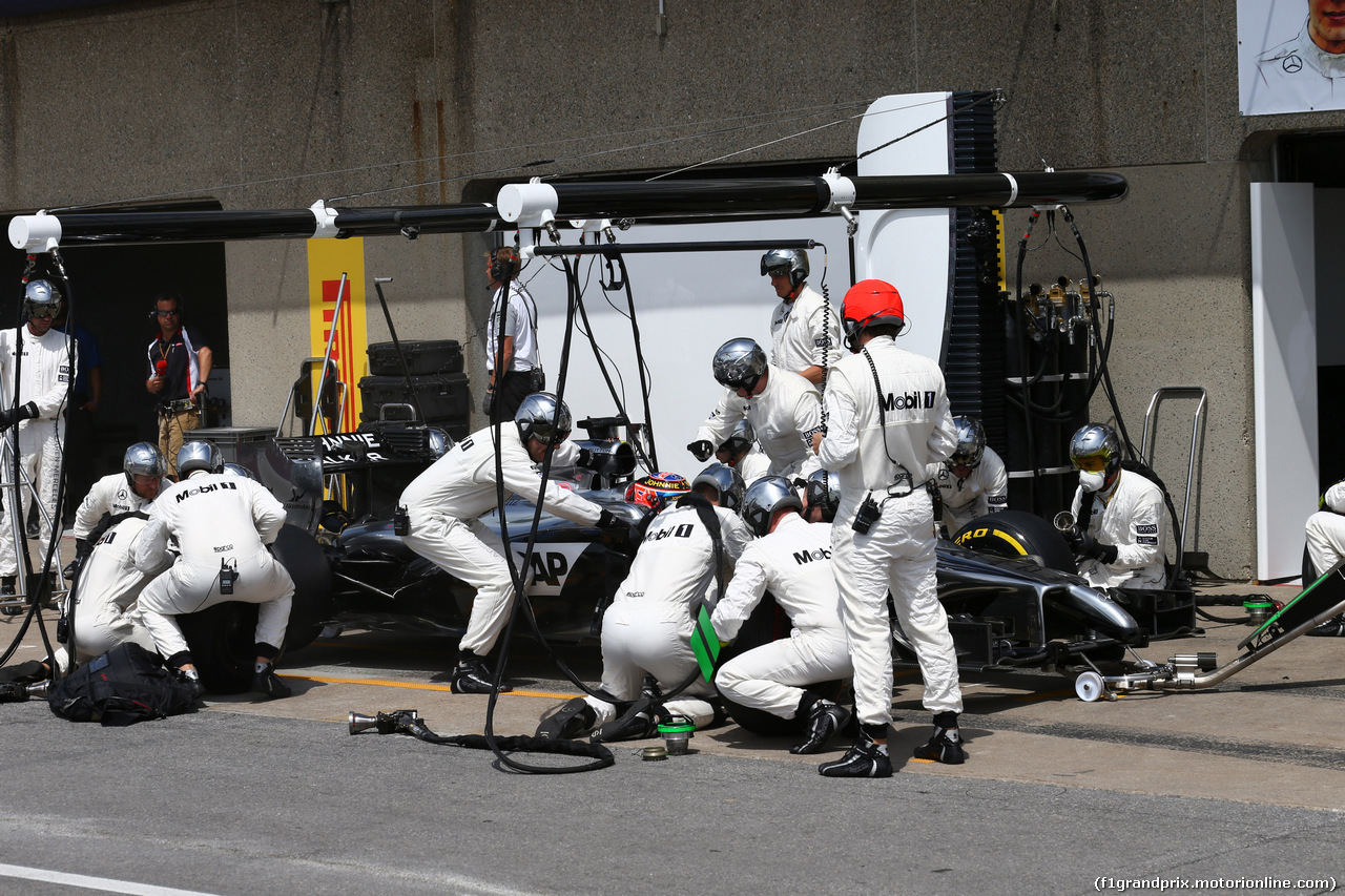 GP CANADA, 08.06.2014- Gara, Pit stop, Jenson Button (GBR) McLaren Mercedes MP4-29
