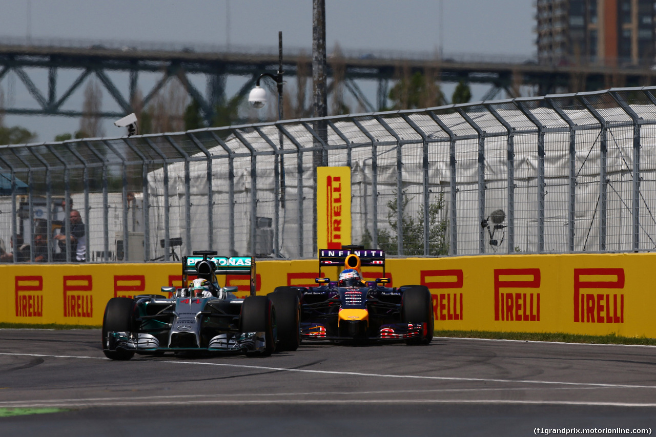 GP CANADA, 08.06.2014- Gara, Pit stop, Lewis Hamilton (GBR) Mercedes AMG F1 W05 e Sebastian Vettel (GER) Red Bull Racing RB10