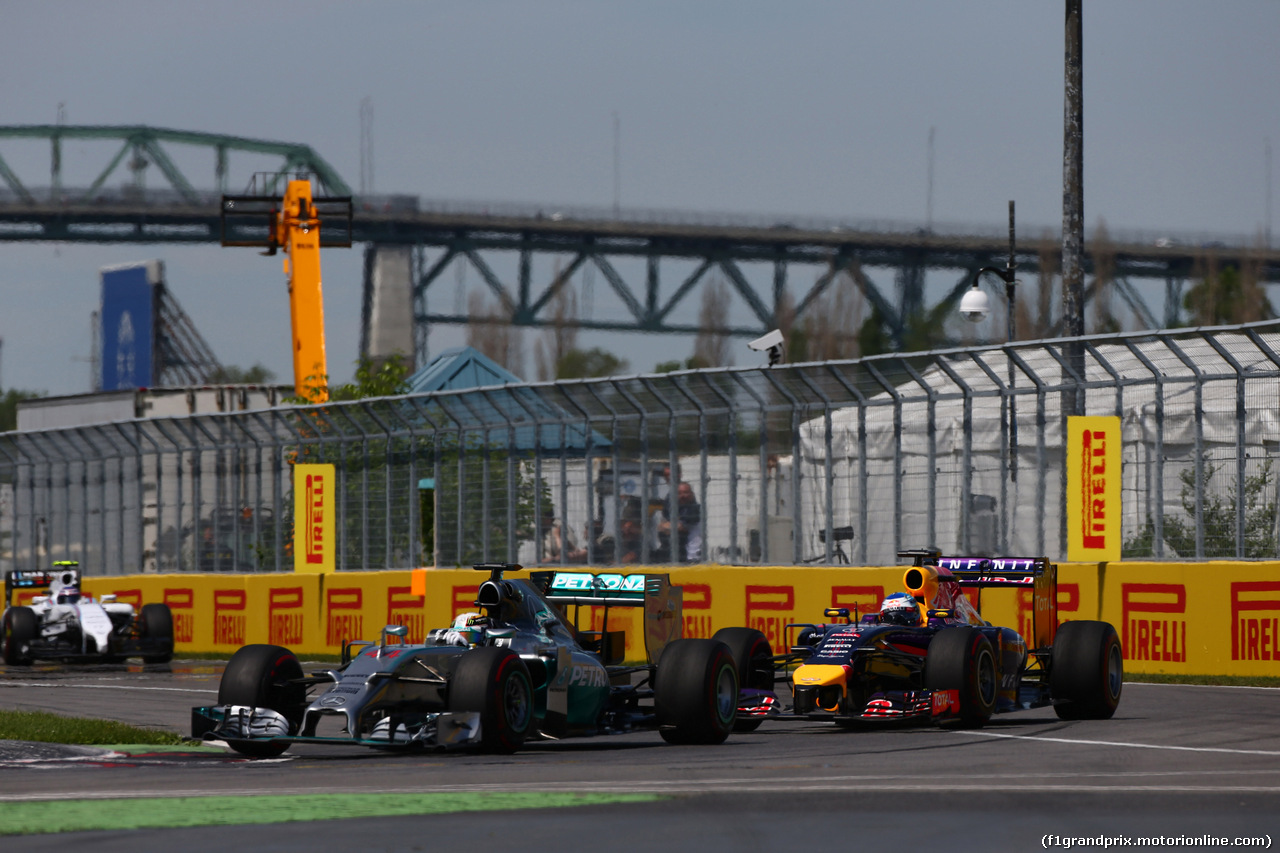 GP CANADA, 08.06.2014- Gara, Pit stop, Lewis Hamilton (GBR) Mercedes AMG F1 W05 davanti a Sebastian Vettel (GER) Red Bull Racing RB10