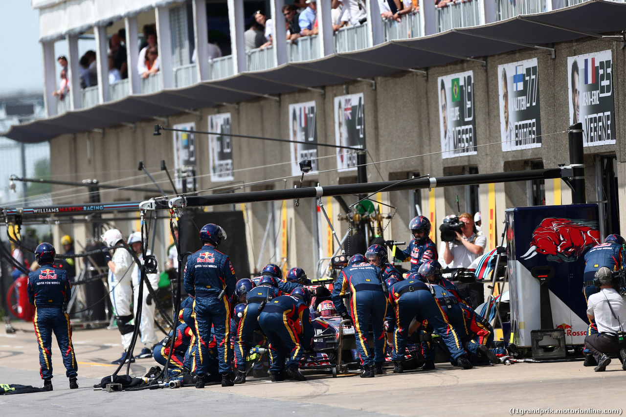 GP CANADA, 08.06.2014- Gara, Pit stop, Daniil Kvyat (RUS) Scuderia Toro Rosso STR9