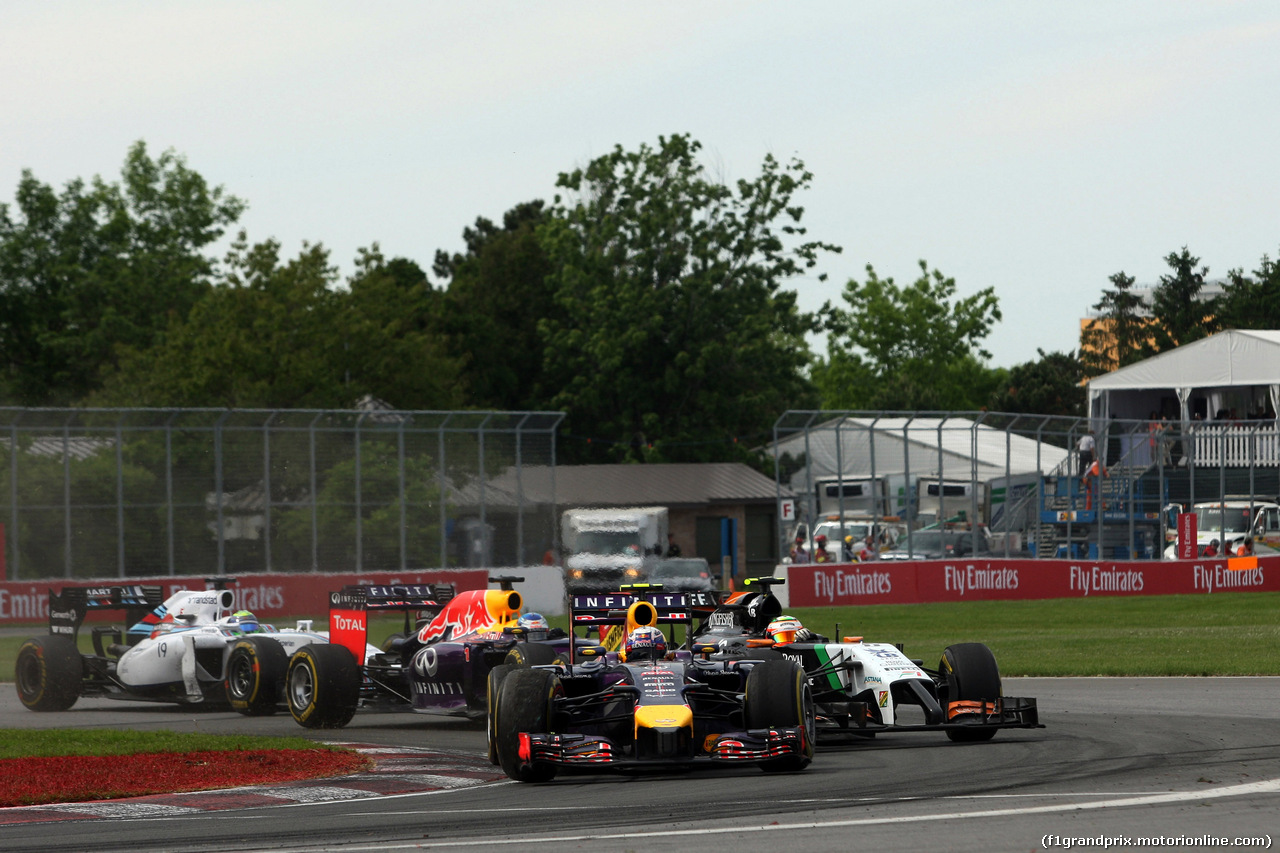 GP CANADA, 08.06.2014- Gara, Sebastian Vettel (GER) Red Bull Racing RB10 pass Sergio Perez (MEX) Sahara Force India F1 VJM07