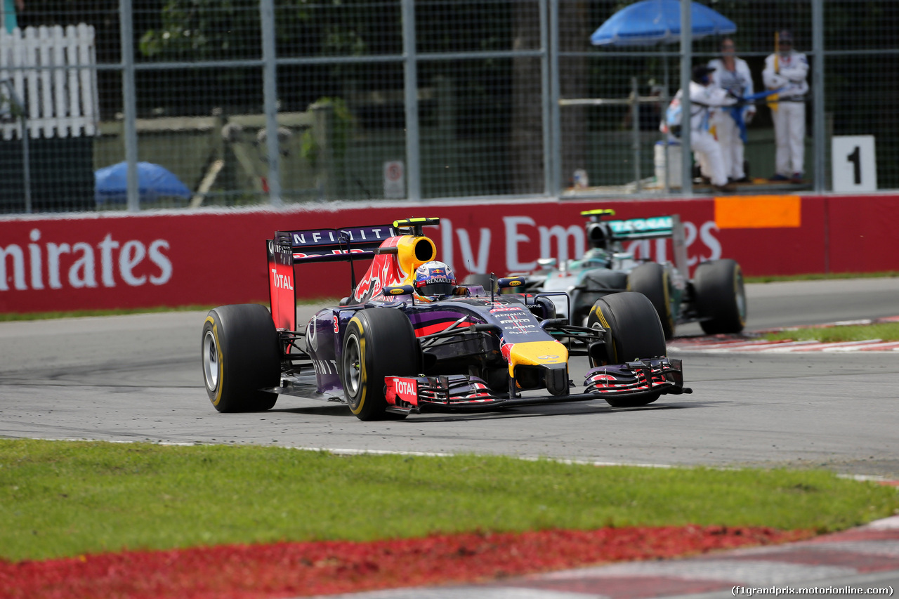 GP CANADA, 08.06.2014- Gara, Daniel Ricciardo (AUS) Red Bull Racing RB10 davanti a Nico Rosberg (GER) Mercedes AMG F1 W05