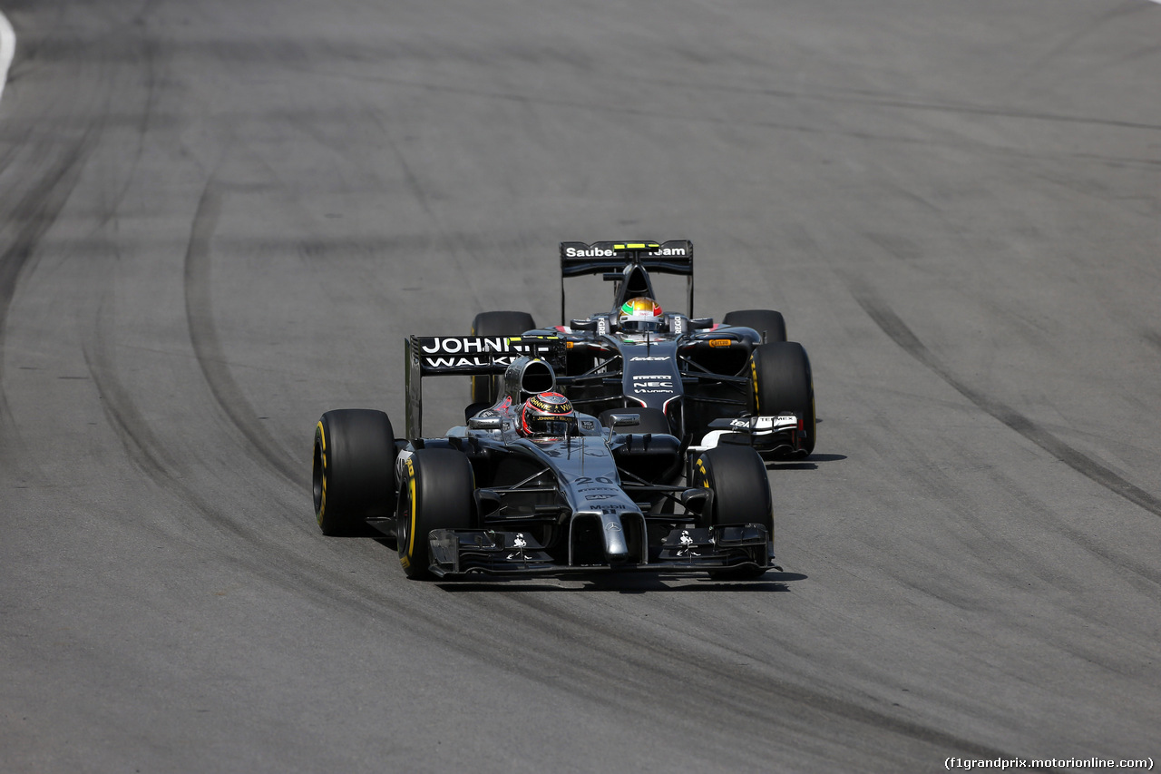 GP CANADA, 08.06.2014- Gara, Kevin Magnussen (DEN) McLaren Mercedes MP4-29 e Esteban Gutierrez (MEX), Sauber F1 Team C33
