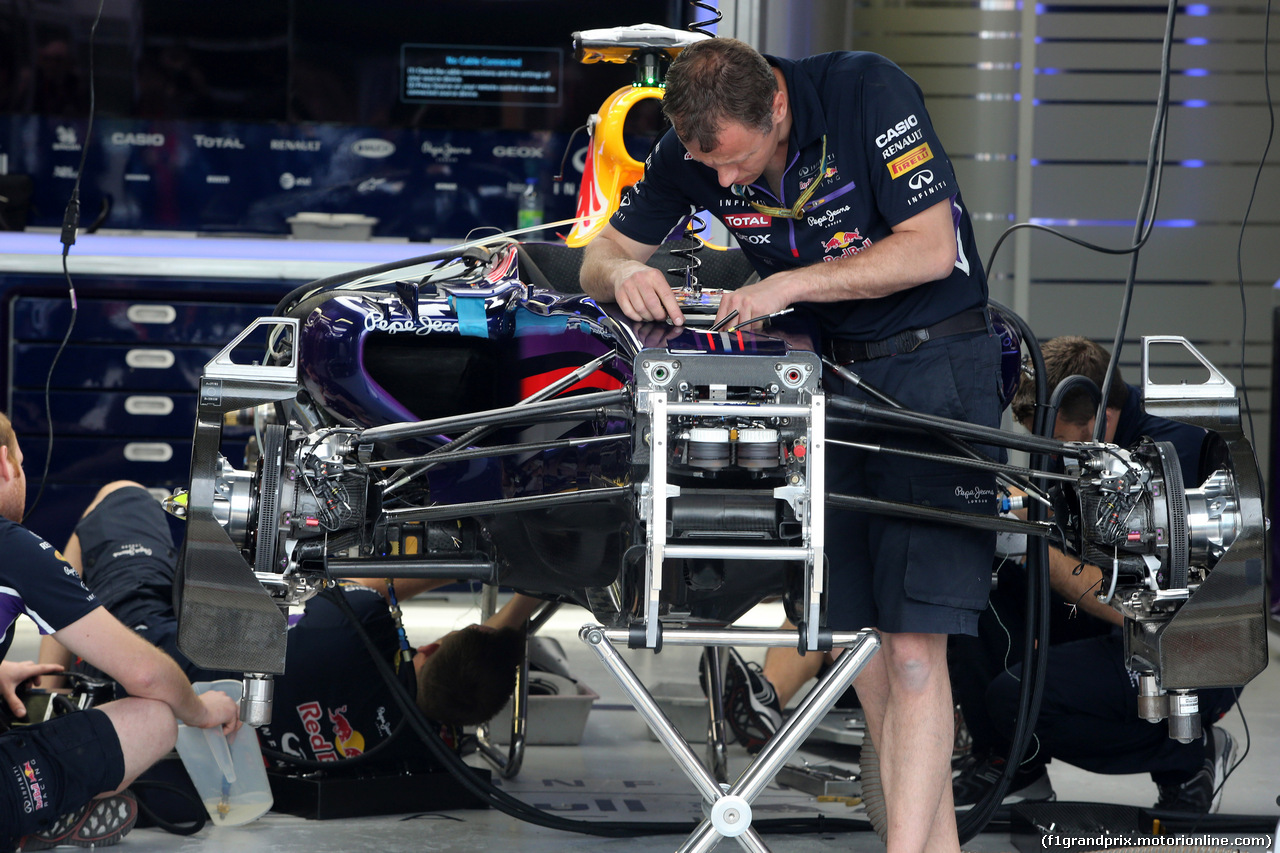GP CANADA, 05.06.2014- Mechanics Red Bull work on the car of Sebastian Vettel (GER) Red Bull Racing RB10