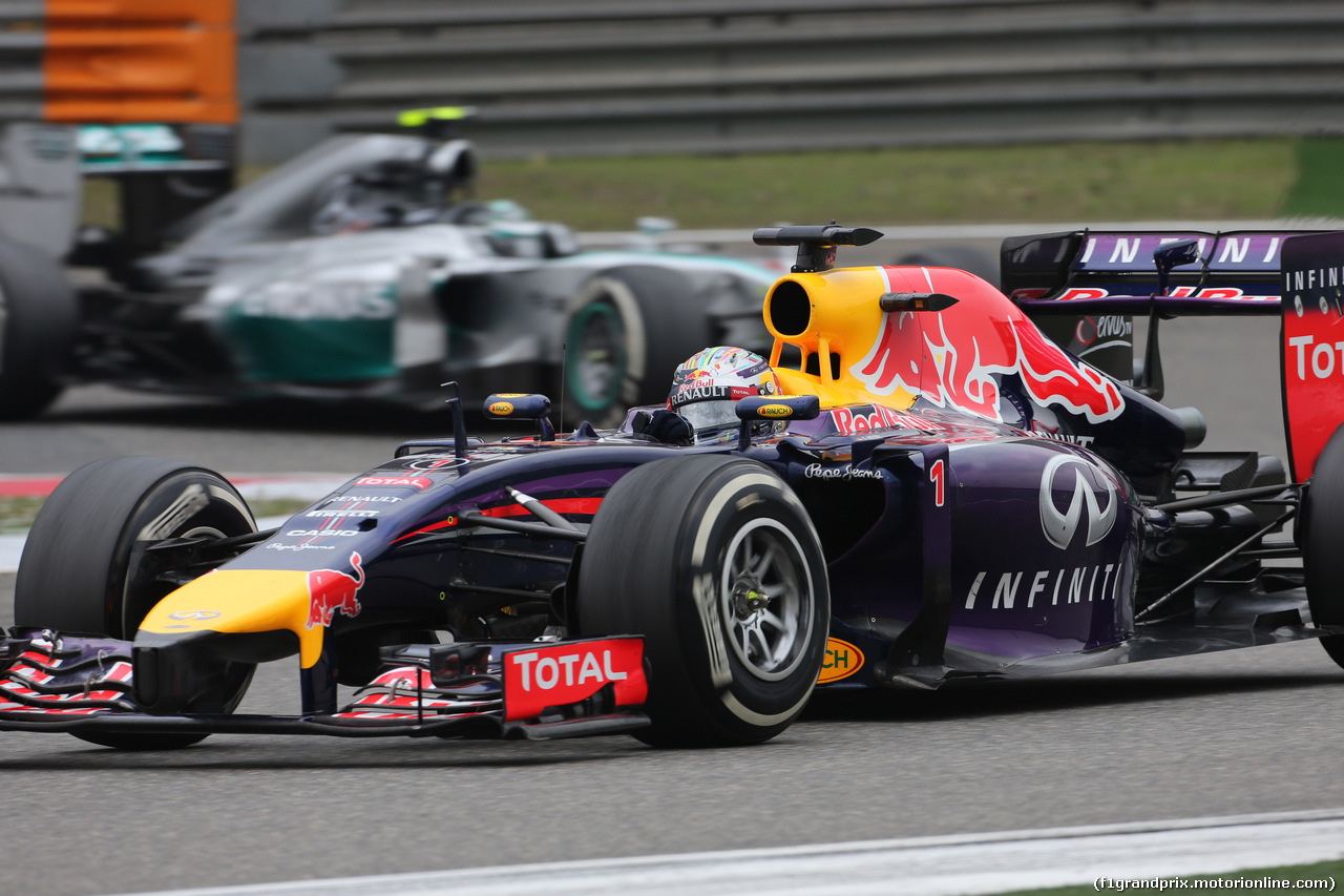 GP CINA, 20.04.2014- Gara, Sebastian Vettel (GER) Infiniti Red Bull Racing RB10 e Nico Rosberg (GER) Mercedes AMG F1 W05