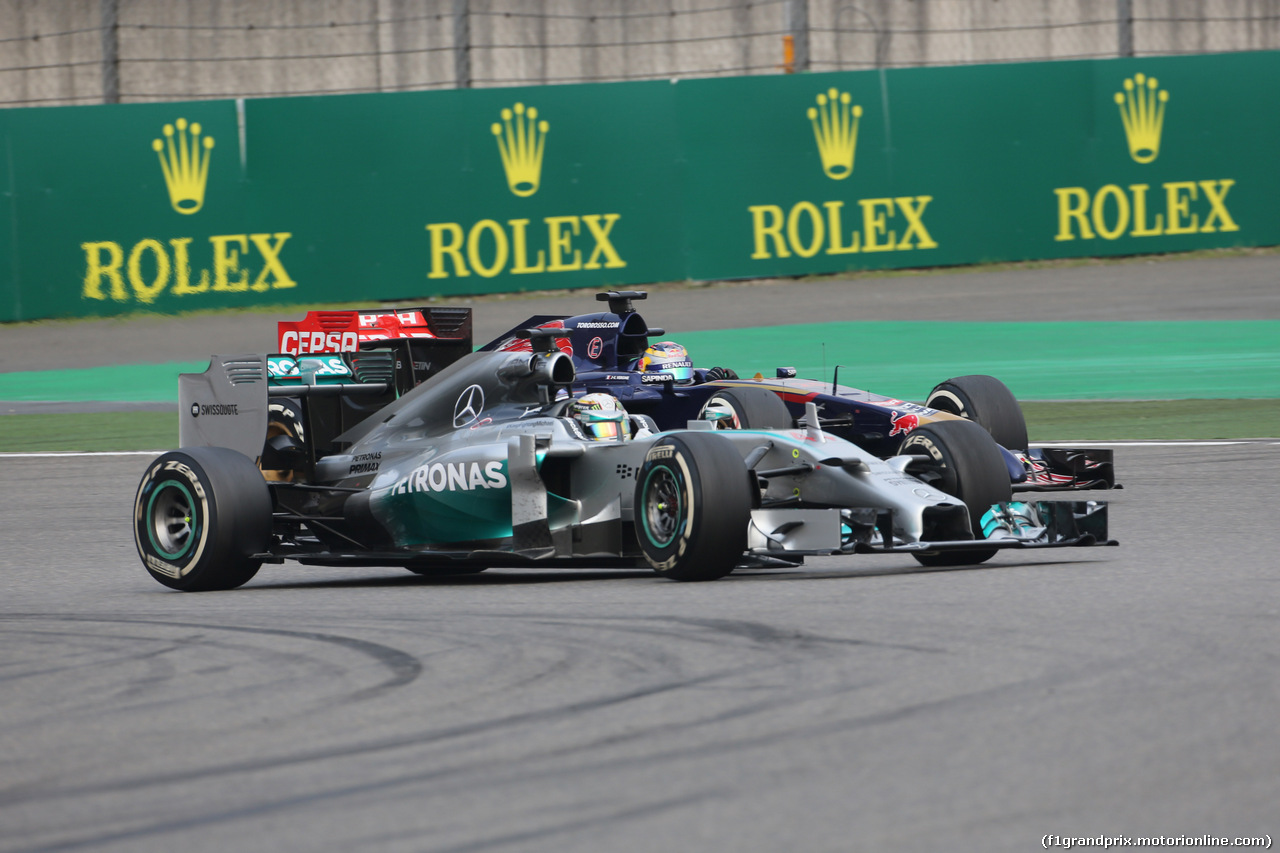 GP CINA, 20.04.2014- Gara, Lewis Hamilton (GBR) Mercedes AMG F1 W05 e Jean-Eric Vergne (FRA) Scuderia Toro Rosso STR9