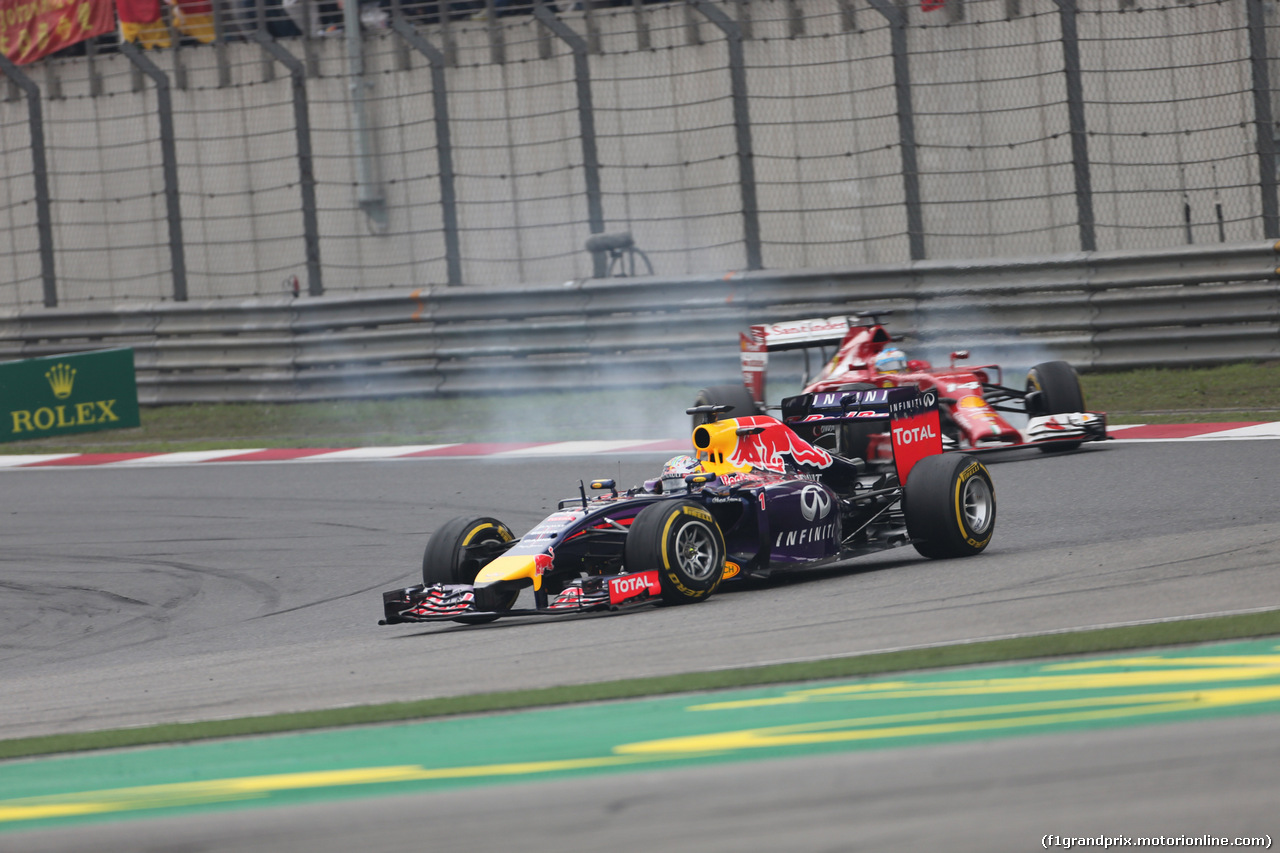 GP CINA, 20.04.2014- Gara, Sebastian Vettel (GER) Infiniti Red Bull Racing RB10 e Fernando Alonso (ESP) Ferrari F14T