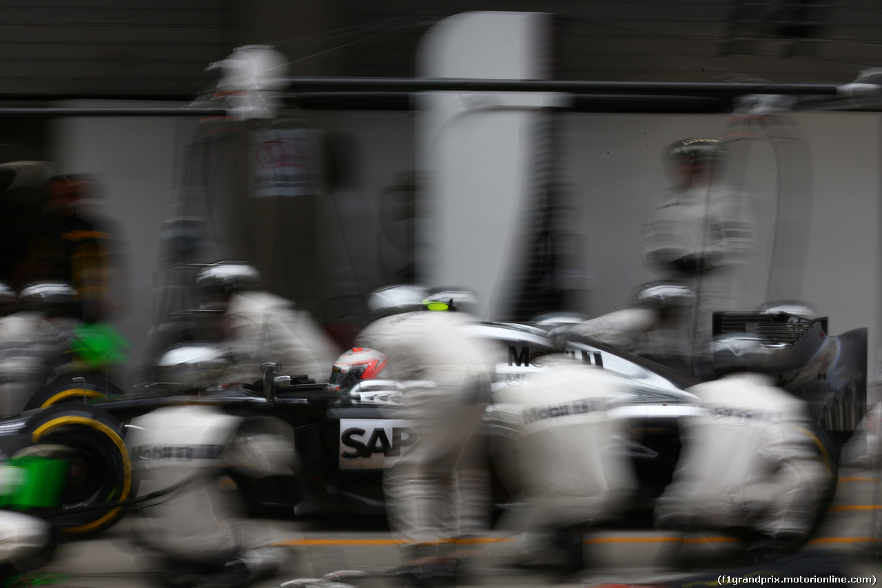 GP CINA, 20.04.2014- Gara, Kevin Magnussen (DEN) McLaren Mercedes MP4-29 during pit stop