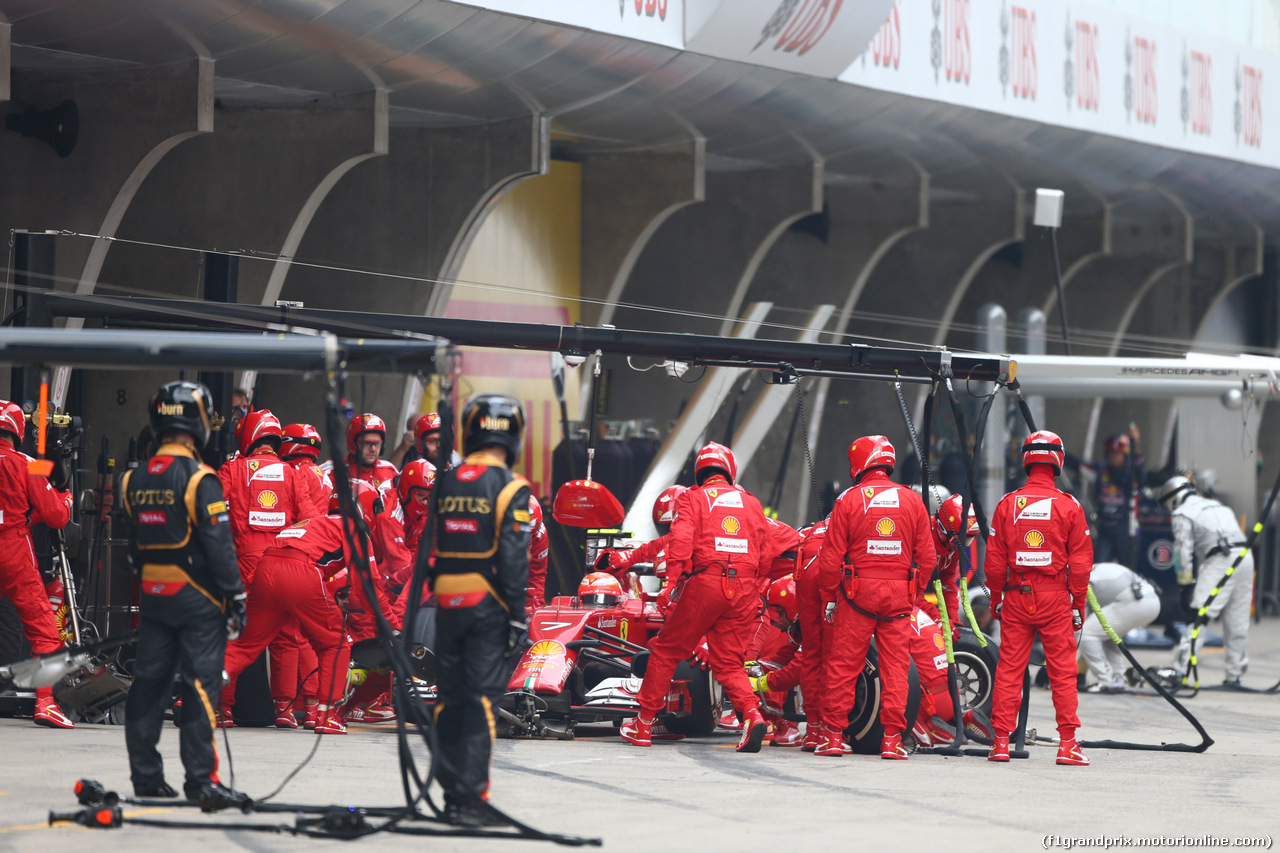 GP CINA, 20.04.2014- Gara, Kimi Raikkonen (FIN) Ferrari F14T during pit stop