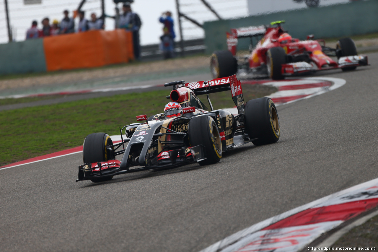 GP CINA, 20.04.2014- Gara,  Romain Grosjean (FRA) Lotus F1 Team E22 e Fernando Alonso (ESP) Ferrari F14T